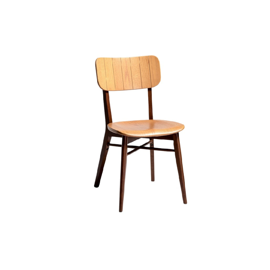 Eenvoudige houten stoel met een bamboe zitting