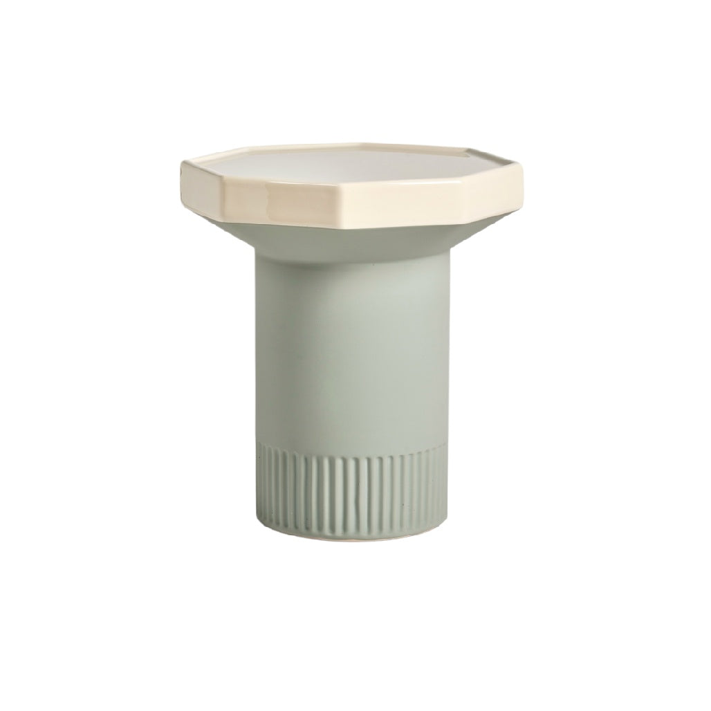 Natuurlijk, hier is een suggestie voor een nieuwe titel in het Nederlands:

"Moderne Hexagonale Bijzettafel met Groene Basis"